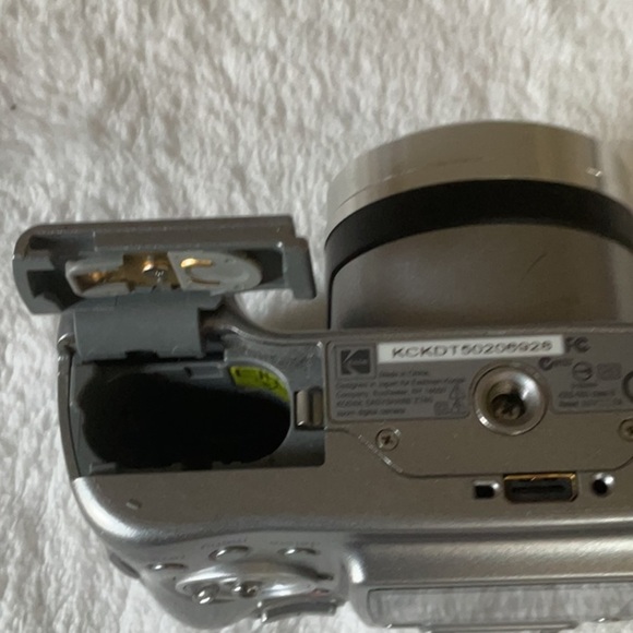 Kodak Metallic Silver and Black Camera Easyshare Z740 - Picture 4 of 5